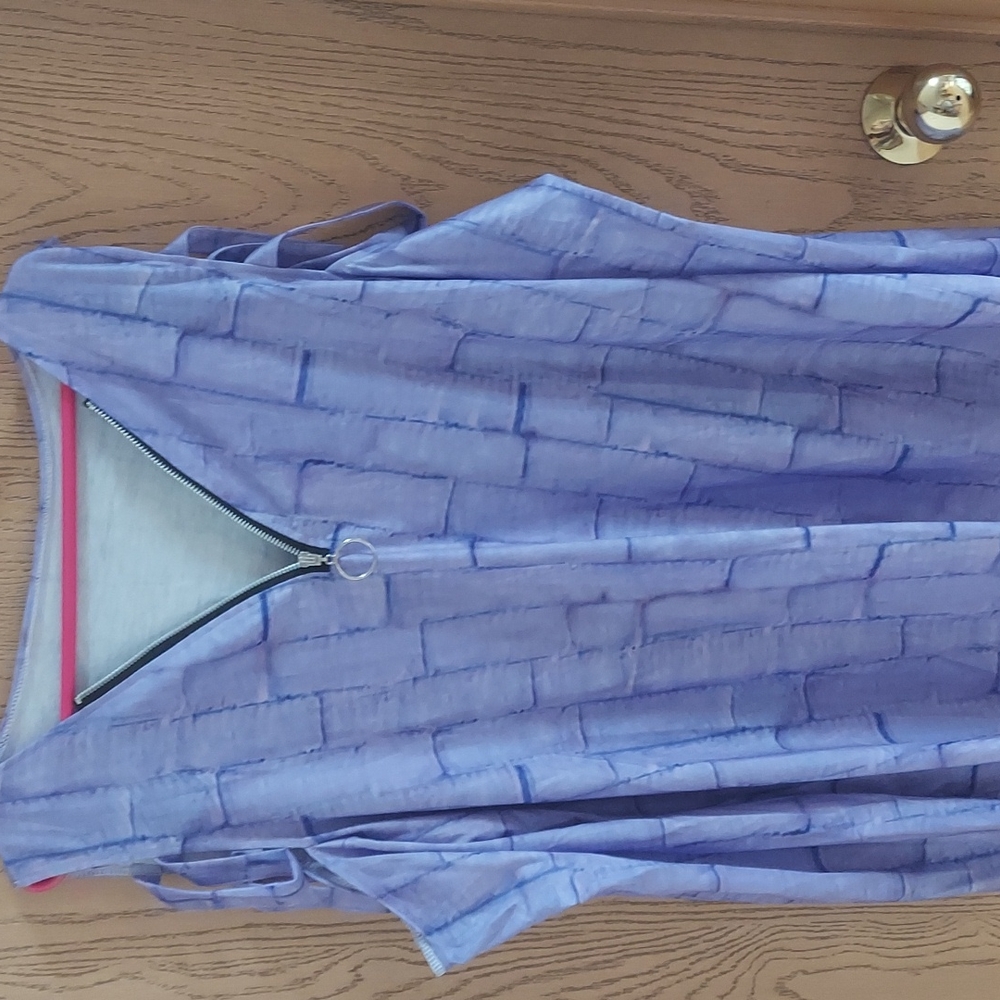 Woman's cold shoulder top